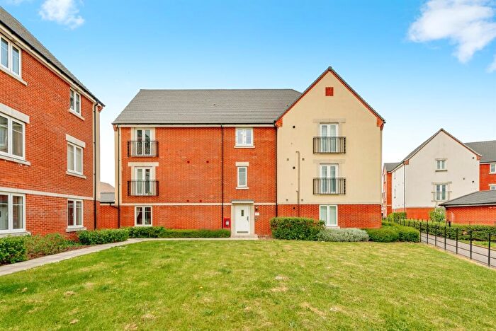 2 Bedroom Flat For Sale In Dowlen Close, Crawley, RH10