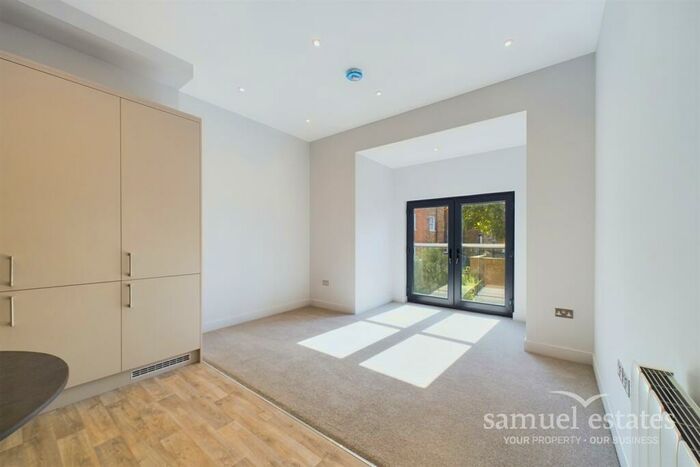 2 Bedroom Flat To Rent In St John's Hill, St John's Hill, Battersea, SW11