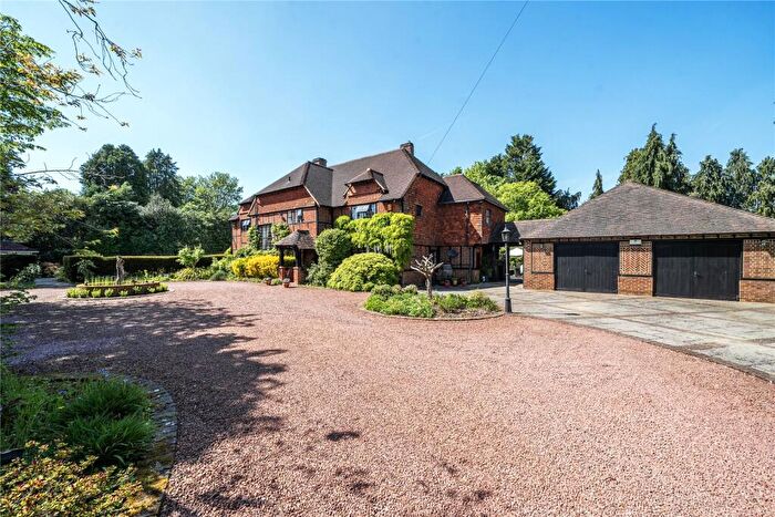 5 Bedroom Detached House For Sale In Carrick Lane, Yateley, Hampshire, GU46