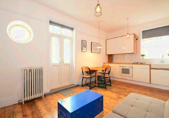 Studio To Rent In Grove Road North, Southsea, PO5