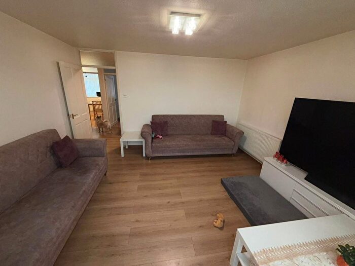 3 Bedroom Flat For Sale In Bedroom Flat In Tiverton Road, London, Area, N15
