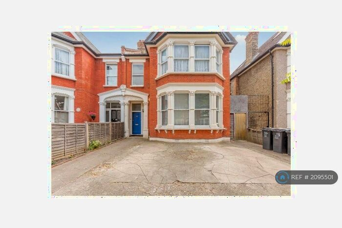 3 Bedroom Flat To Rent In Bargery Road, London, SE6