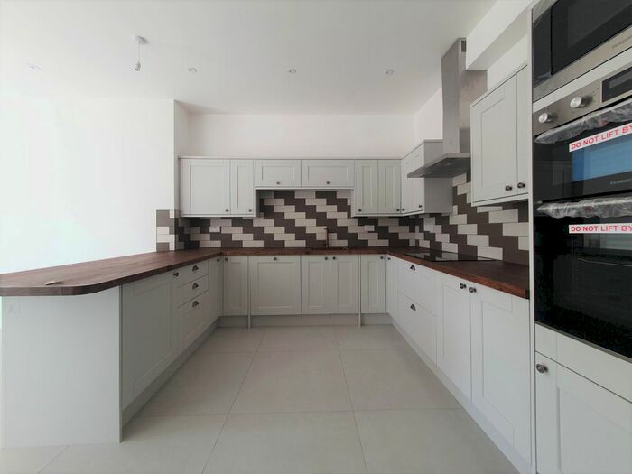 4 Bedroom Property To Rent In Teignmouth Road, Torquay, TQ1