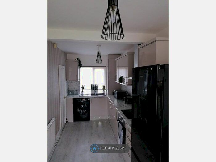 3 Bedroom Semi-Detached House To Rent In Throstle Road, Leeds, LS10