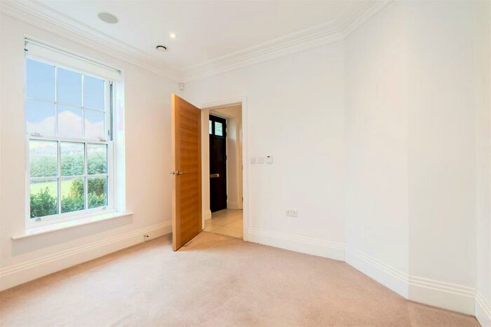 4 Bedroom Semi-Detached House To Rent In Ashridge Close, London, N3