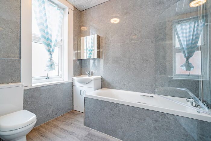 1 Bedroom Flat To Rent In Flat, Autumn Grove, LS6