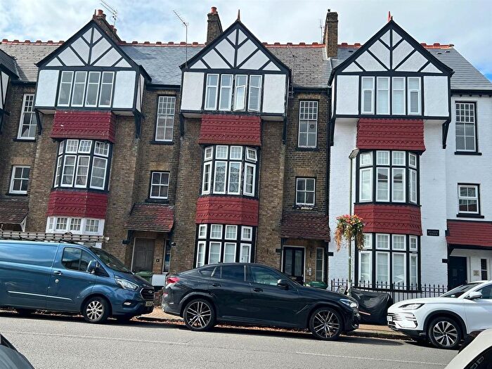 2 Bedroom Flat For Sale In The Avenue, Sunbury-On-Thames, TW16