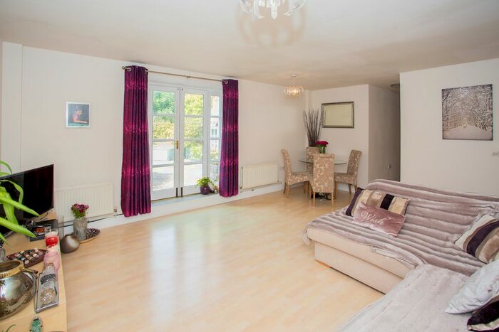 2 Bedroom Flat To Rent In High Street, Markyate, Herts, AL3