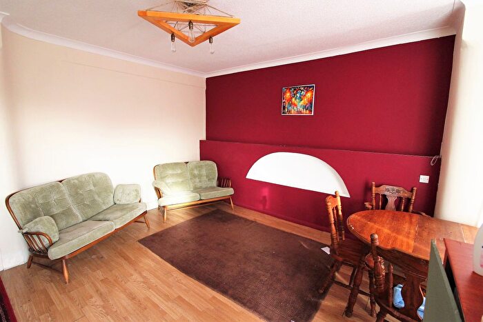 4 Bedroom Semi Detached House To Rent In Grove Road, South Woodford, E18