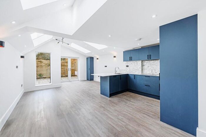 2 Bedroom Flat To Rent In Winchester Street, Springfield Park, W3