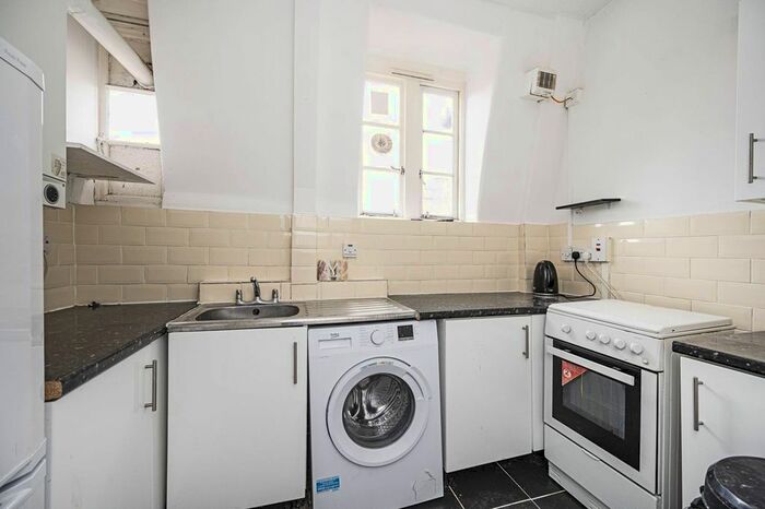 3 Bedroom Flat To Rent In Taplow House, Tower Hamlets, London, E2