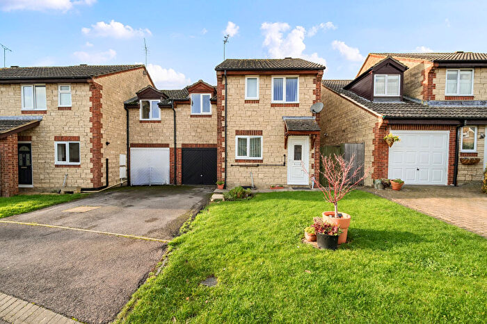 3 Bedroom Link Detached House For Sale In Middle Ground, Cricklade, Swindon, SN6