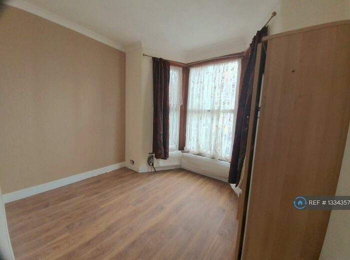 2 Bedroom Flat To Rent In De Vere Gardens, Ilford, IG1