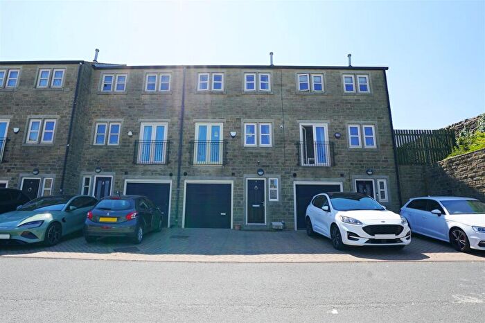 4 Bedroom Town House For Sale In Weavers Court, Queensbury, Bradford, BD13