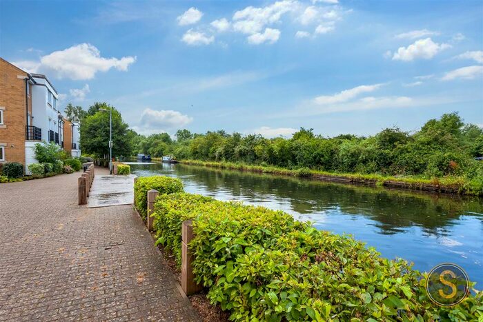 3 Bedroom Flat For Sale In Ovaltine Court, Kings Langley, WD4