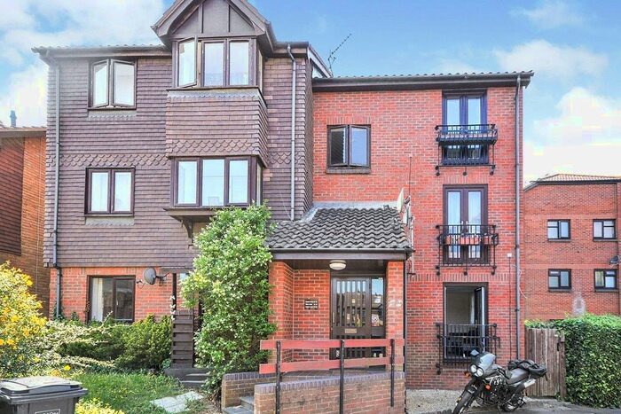 1 Bedroom Flat To Rent In Gables Close, London, SE12