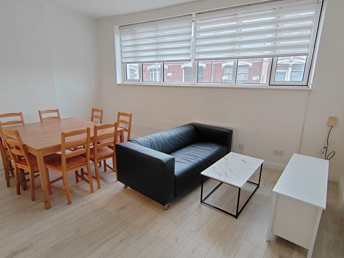 3 Bedroom Flat To Rent In High Road, Willesden, London, NW10