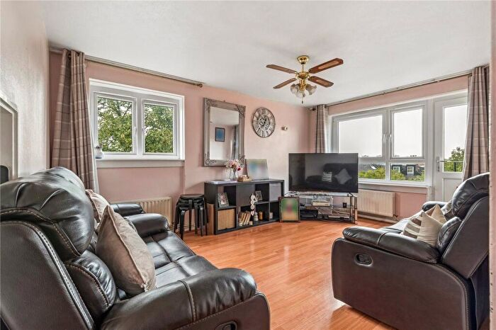 2 Bedroom Apartment For Sale In Queens Drive, London, N4