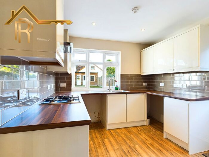 3 Bedroom Bungalow For Sale In Thorndon Avenue, West Horndon, CM13