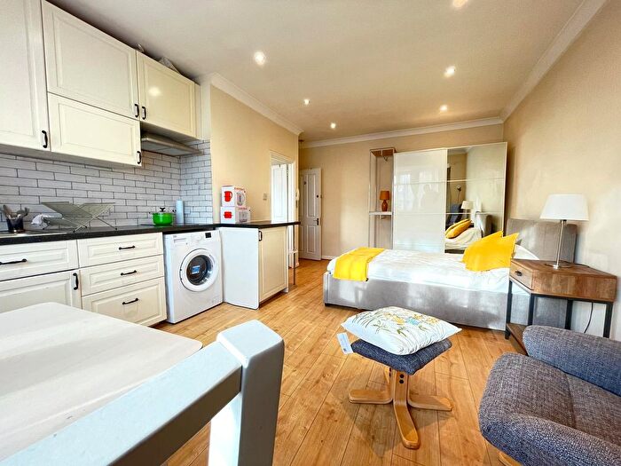 Studio To Rent In Clifton Gardens, Golders Green, NW11