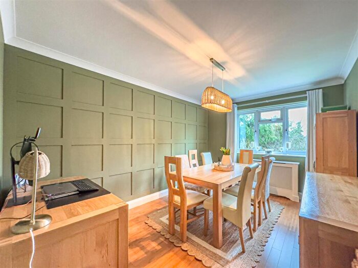 4 Bedroom Detached House For Sale In Bullwood Approach, Hockley, SS5