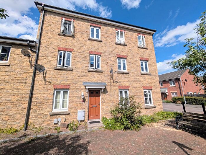 4 Bedroom Town House To Rent In Middle Leaze, Chippenham, SN14
