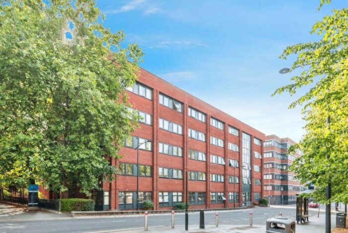 1 Bedroom Flat For Sale In Farnsby Street, Swindon, Wiltshire, SN1