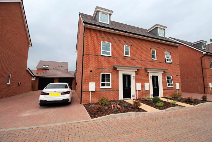 4 Bedroom Semi-Detached House To Rent In Chertsey, Surrey, KT16