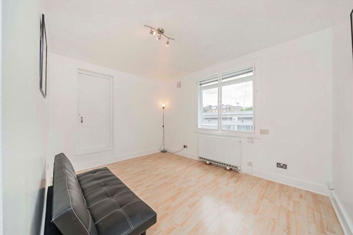 1 Bedroom Flat For Sale In Penywern Road, Earls Court, London, SW5