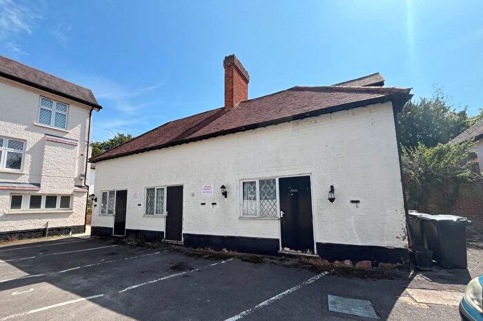 Detached House For Sale In Berkshire, RG4