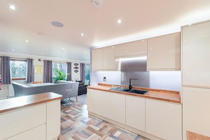 2 Bedroom Detached House For Sale In Hill View Lodges, Rumbling Bridge, KY13