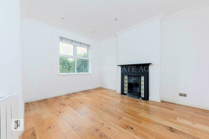 2 Bedroom Flat To Rent In St Johns Villas, Friern Barnet, London, N11