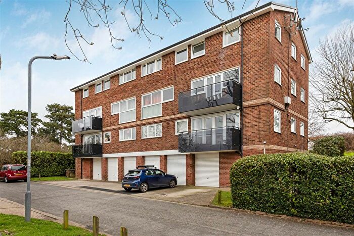 3 Bedroom Maisonette For Sale In Denham Close, Boyn Hill, Maidenhead, SL6
