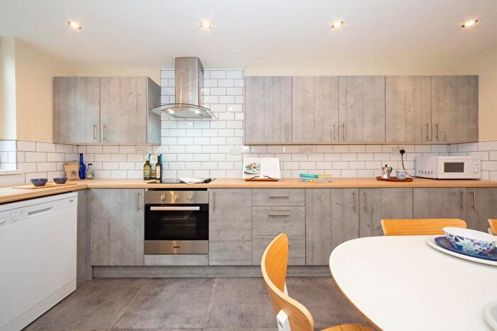 6 Bedroom Terraced House To Rent In Chestnut Avenue, Hyde Park, Leeds, LS6