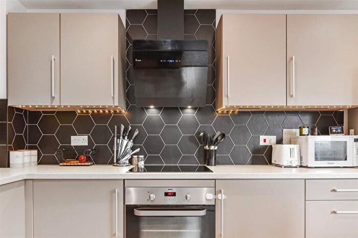 1 Bedroom Flat For Sale In Kiln Mews, Hambrook, Chichester, PO18