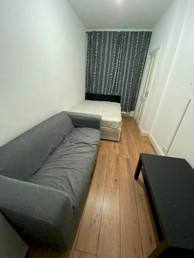 Studio To Rent In Eastern Avenue, Ilford, Essex, IG2