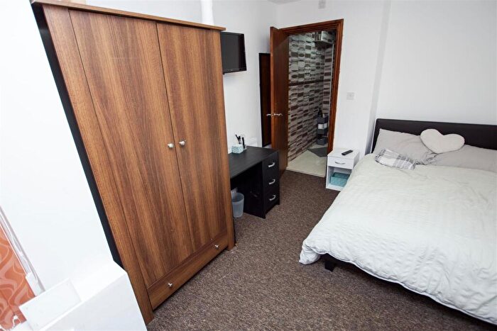 5 Bedroom House To Rent In Holly Grove, Hubert Road, Birmingham, B29