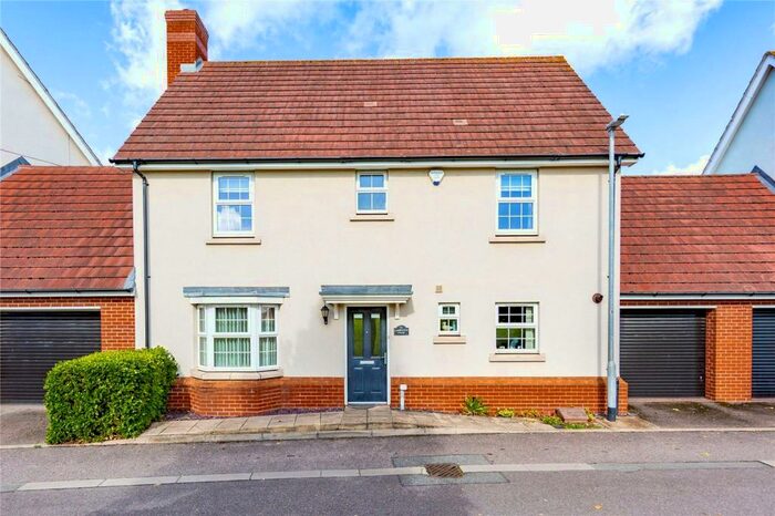 4 Bedroom Link Detached House To Rent In Lambourne Chase, Great Baddow, Essex, CM2