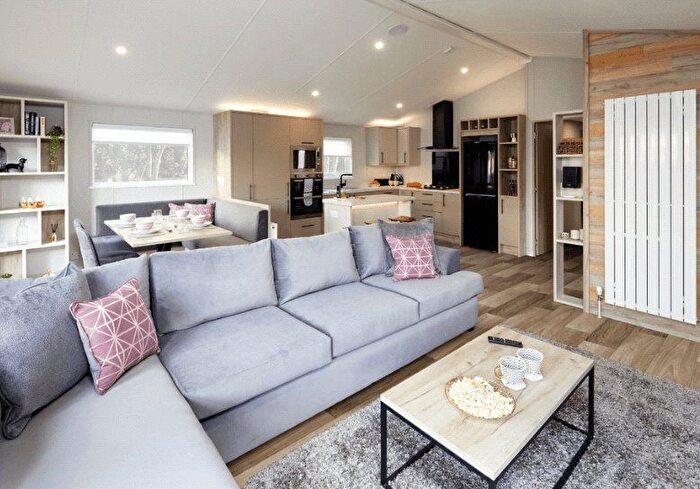 3 Bedroom Mobile/park Home For Sale In Manor Road, Hayling Island, Hampshire, PO11