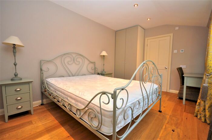 1 Bedroom Maisonette To Rent In Lammas Lane, Esher, KT10