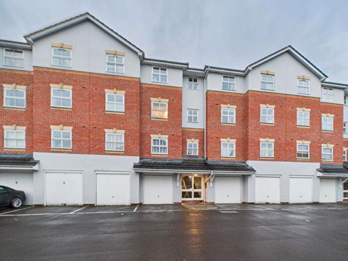 2 Bedroom Flat For Sale In Elm Park, Reading, RG30