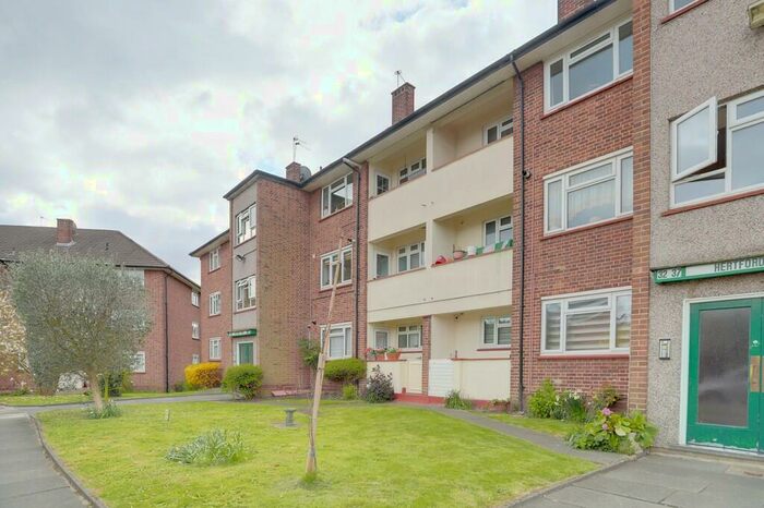 3 Bedroom Apartment To Rent In Hertford Court, Green Lanes, N13