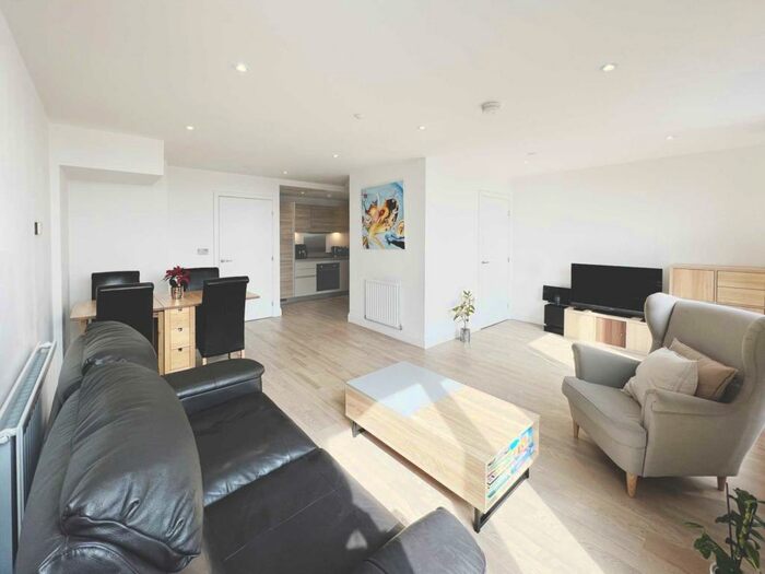 3 Bedroom Flat To Rent In Blagdon Road, New Malden, KT3