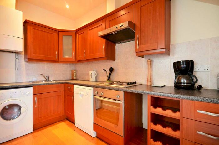 2 Bedroom Flat To Rent In Redcliffe Gardens, Chelsea, London, SW10