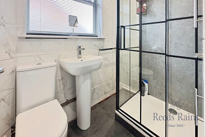 2 Bedroom Bungalow For Sale In Croft Road, Camblesforth, Selby, North Yorkshire, YO8