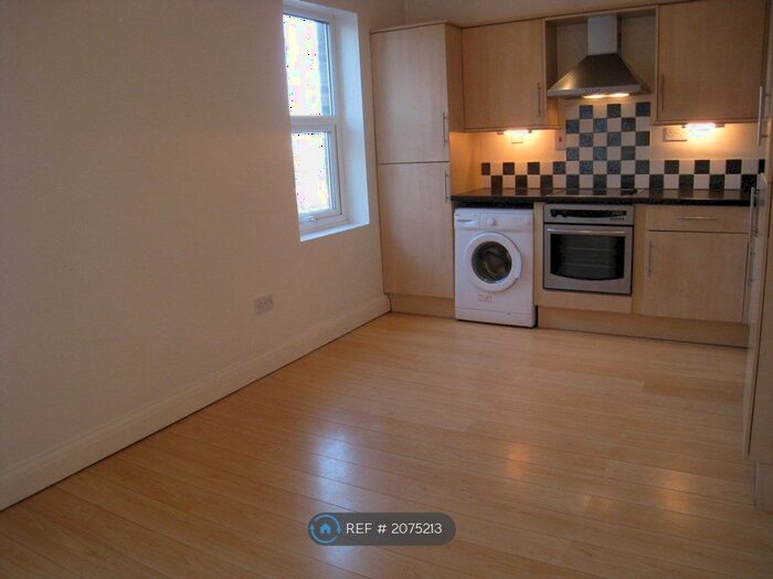 2 Bedroom Flat To Rent In Queens Road, Buckhurst Hill, IG9