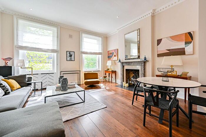 3 Bedroom Maisonette For Sale In Redcliffe Place, Chelsea, London, SW10