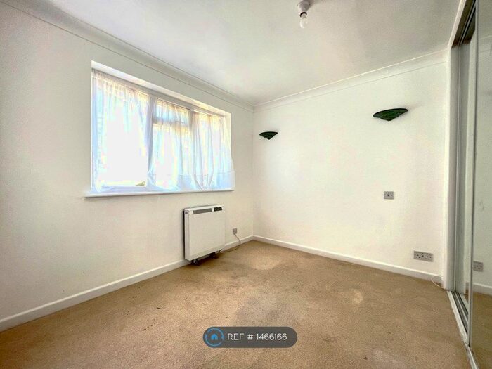 1 Bedroom Flat To Rent In Larkswood Court, St. Albans, AL1