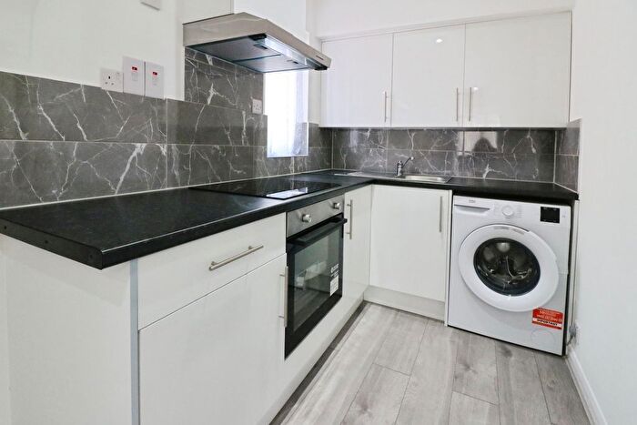 1 Bedroom Flat To Rent In Mead Avenue, Slough, SL3