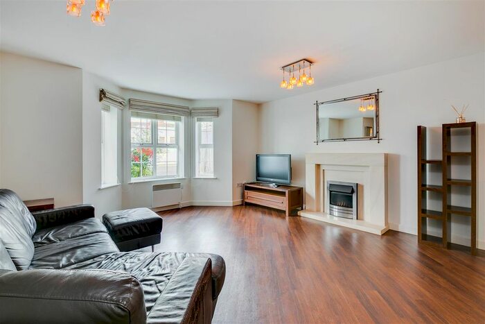 2 Bedroom Flat To Rent In Graham Road, London W4